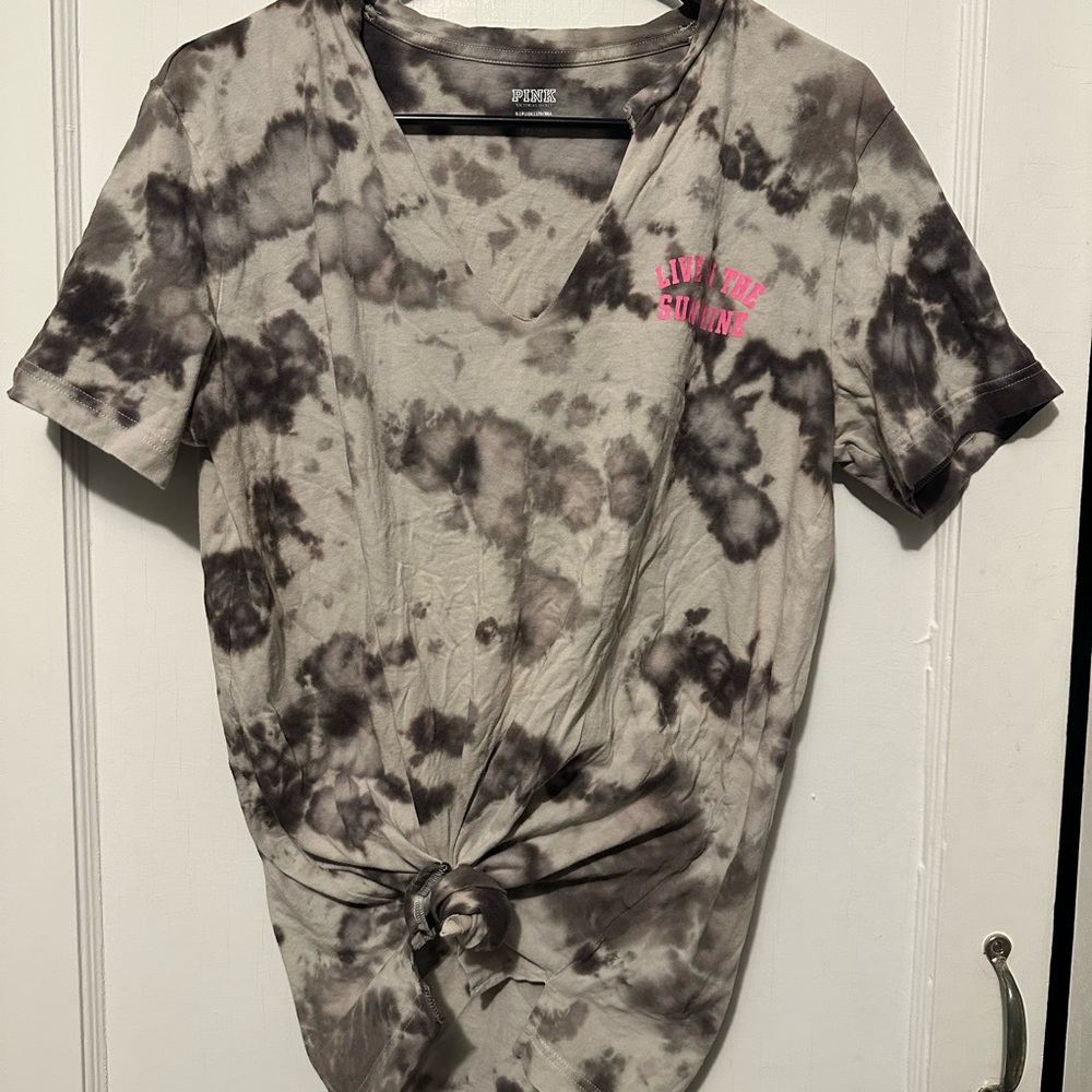 In perfect condition Victoria secret pink tshirt that’s tie dye!